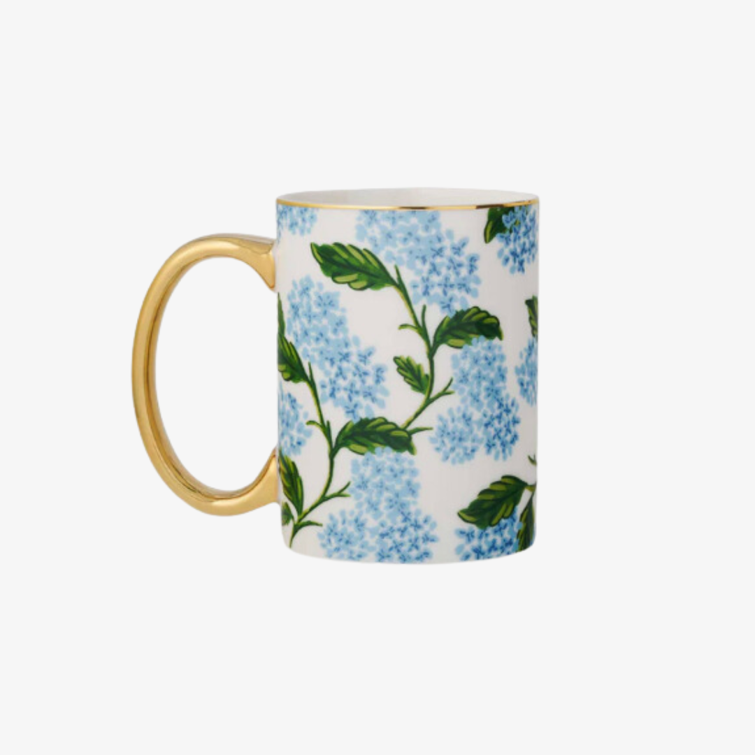 Taza de porcelana con hortensias