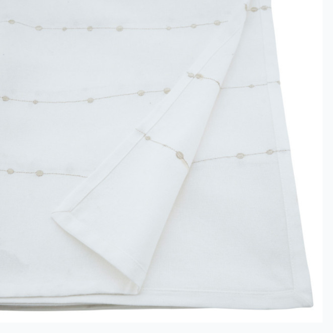 Mantel con diseño bordado