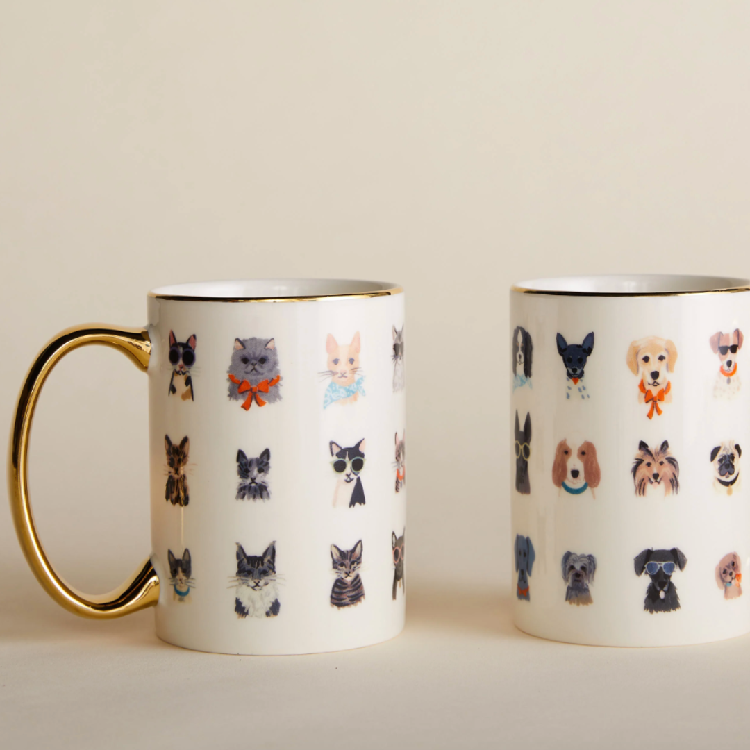 Taza de porcelana con forma de perrito caliente