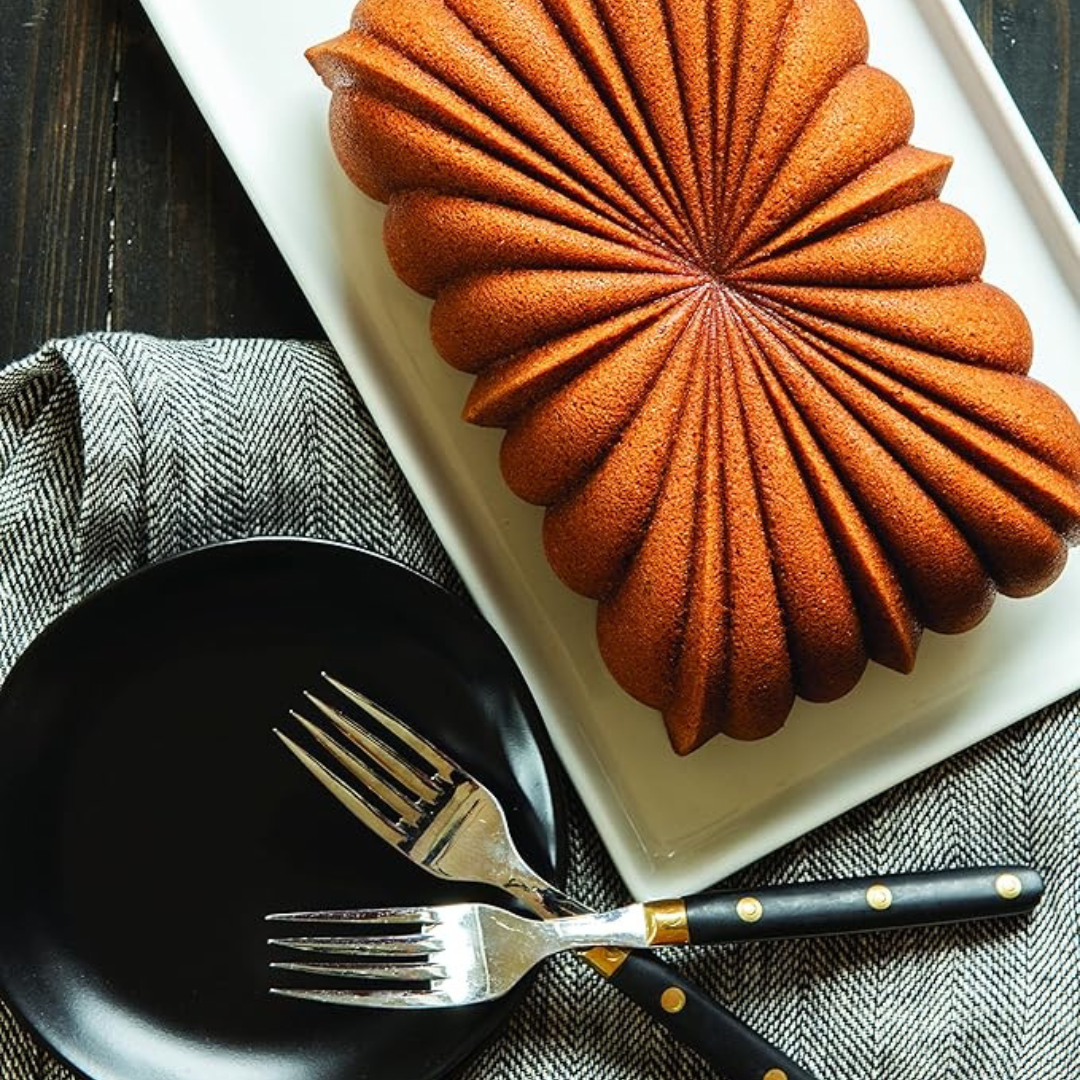 Formed Classic Fluted Loaf & White Keeper Set