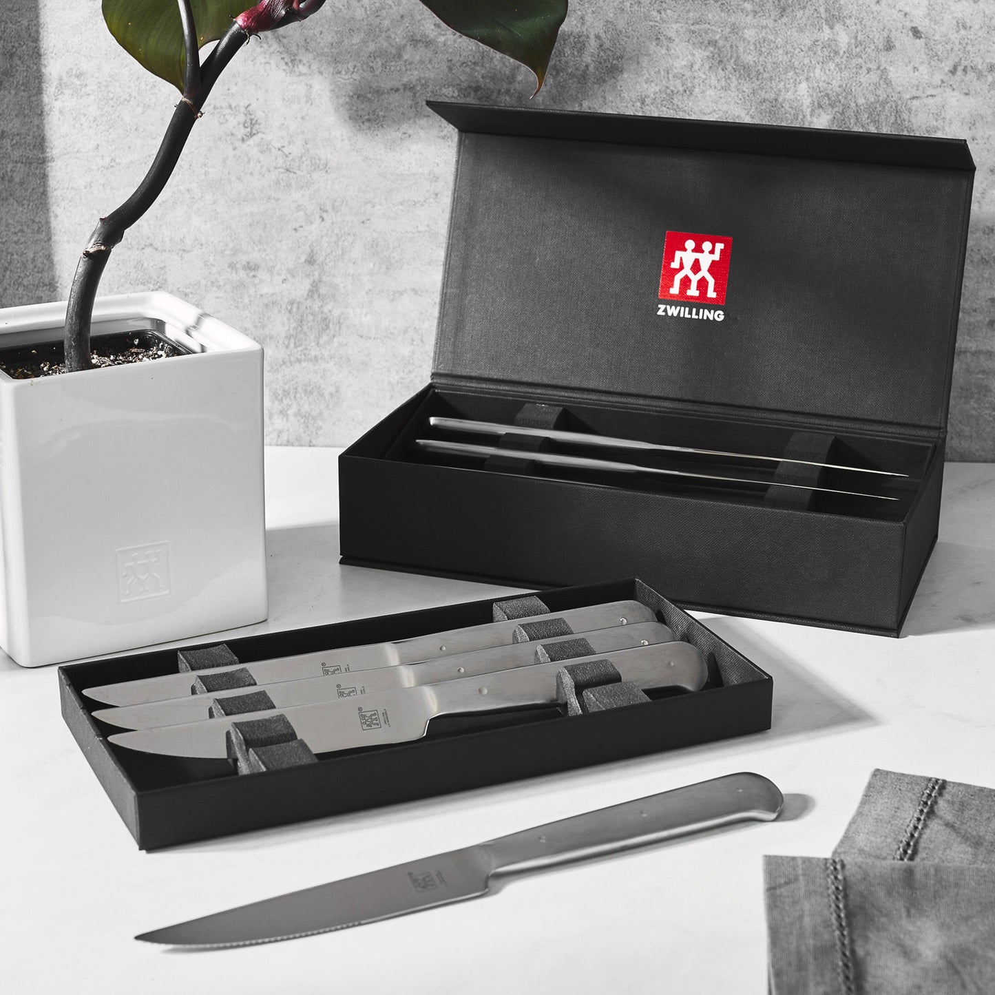 18/10 Stainless Steel Porterhouse Steak Knife Set In Black Presentation Box Set of 8